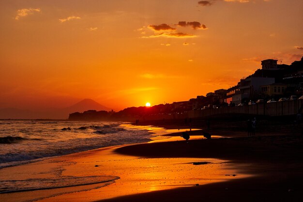 Photo vue panoramique de la plage contre le ciel au coucher du soleil