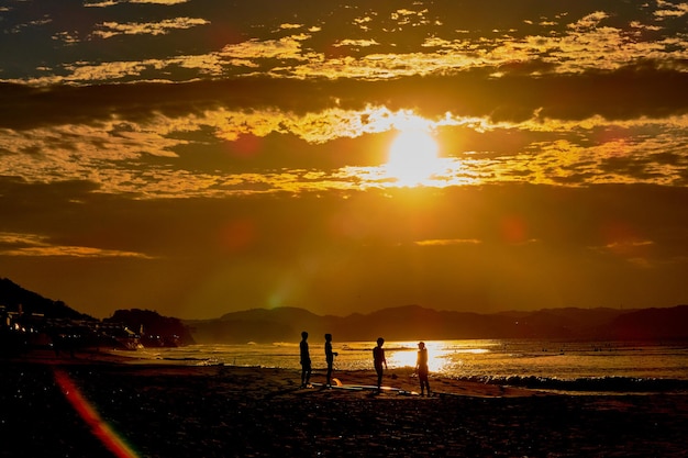 Photo vue panoramique de la plage contre le ciel au coucher du soleil