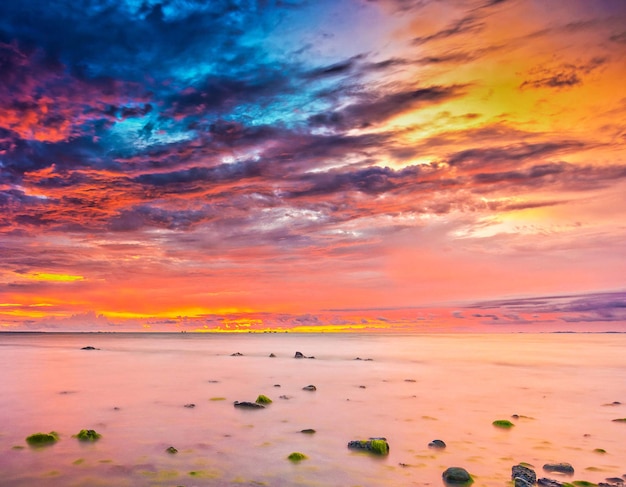 Photo vue panoramique de la plage contre le ciel au coucher du soleil