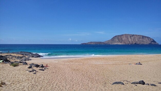 Photo vue panoramique de la plage contre un ciel bleu clair