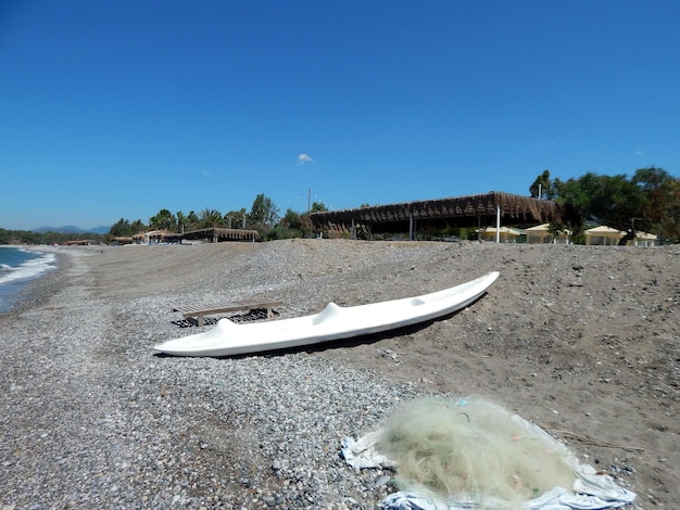 Vue panoramique de la plage contre un ciel bleu clair