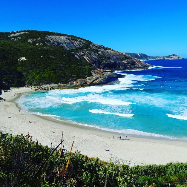 Photo vue panoramique de la plage contre un ciel bleu clair