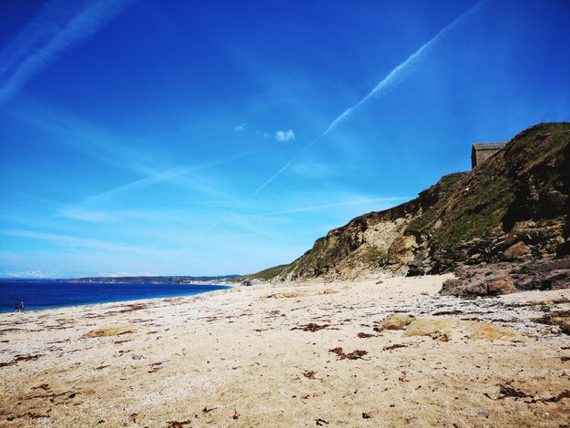 Photo vue panoramique de la plage contre le ciel bleu