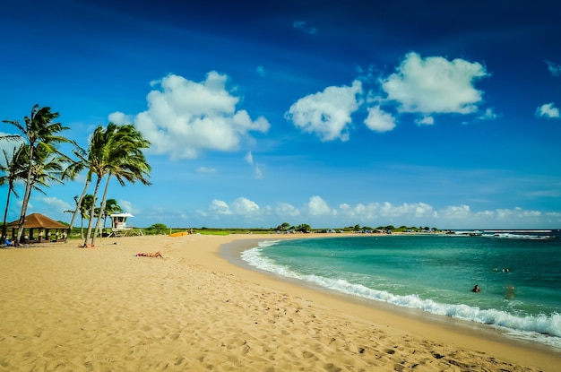 Vue panoramique de la plage contre le ciel bleu