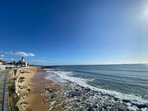 Photo vue panoramique de la plage contre le ciel bleu