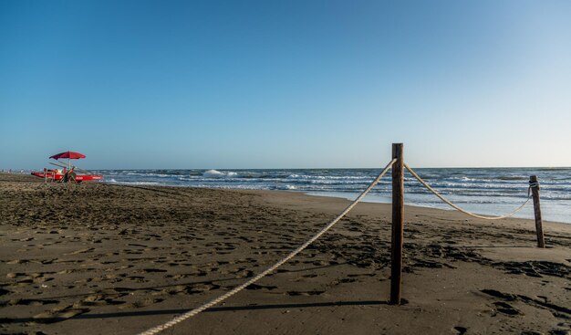 Photo vue panoramique de la plage contre un ciel dégagé