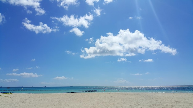 Vue panoramique de la plage contre un ciel nuageux