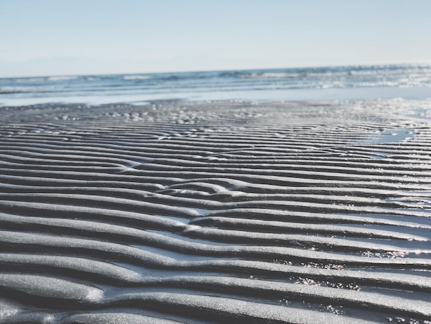 Vue panoramique de la plage contre le ciel pendant une journée ensoleillée