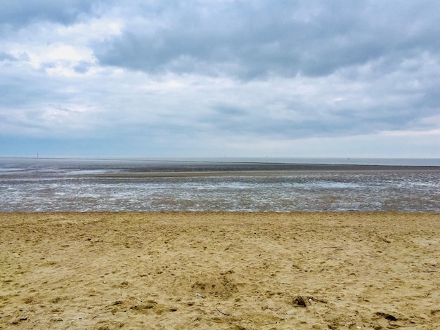 Vue panoramique de la plage contre le ciel