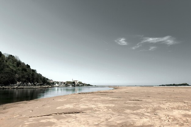 Vue panoramique de la plage contre le ciel