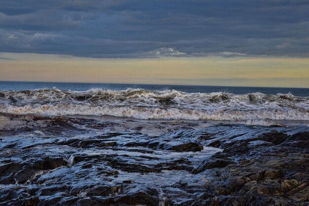 Vue panoramique de la plage contre le ciel