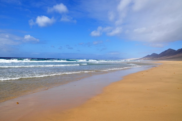 Vue panoramique de la plage contre le ciel