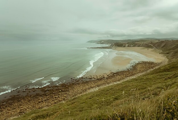 Vue panoramique de la plage contre le ciel