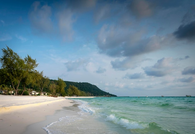 Vue panoramique de la plage contre le ciel