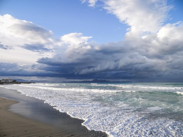 Vue panoramique de la plage contre le ciel