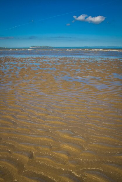 Vue panoramique sur la plage contre le ciel