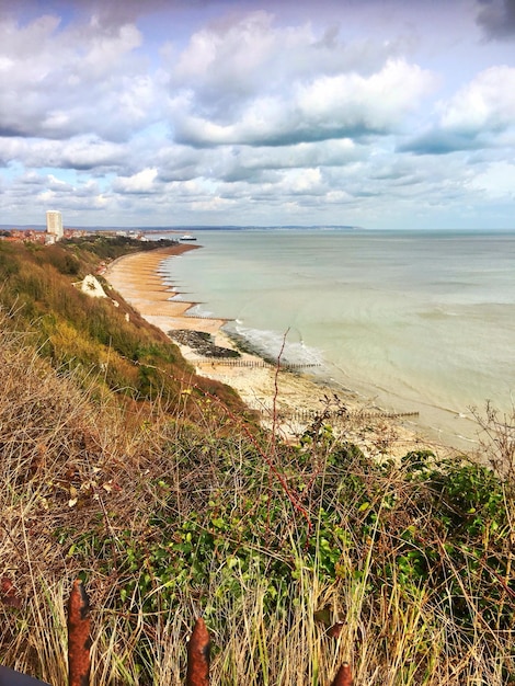 Photo vue panoramique de la plage contre le ciel