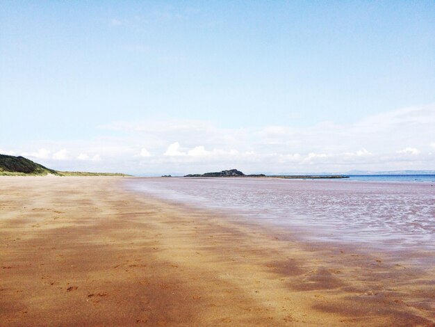 Vue panoramique de la plage contre le ciel