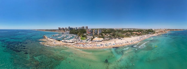 Vue panoramique sur la plage de Dehesa de Campoamor Alicante pendant la journée d'été ensoleillée
