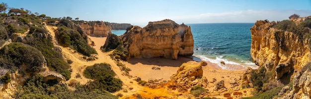 Vue panoramique sur la plage déserte en été à Praia da Coelha Algarve Albufeira Portugal