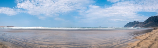 Vue panoramique sur la plage de Famara surf point vue paysage Lanzarote Iles Canaries Espagne