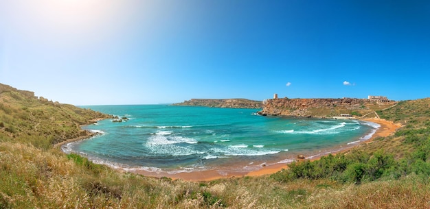 Vue panoramique d'une plage de Ghajn Tuffieha Bay sur la région de Tuffieha Malte