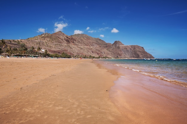 Vue panoramique de la plage de Las Teresitas, à Tenerife, îles Canaries, Espagne.