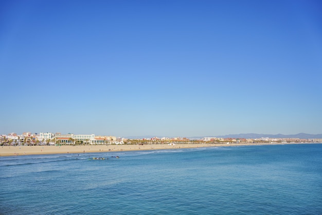 Vue panoramique sur la plage de la Malvarrosa à Valence en Espagne avec un grand espace de copie.