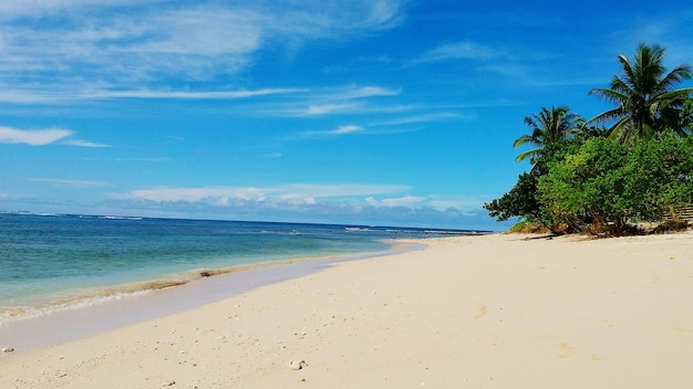 Vue panoramique de la plage et de la mer contre le ciel
