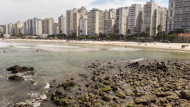 Vue panoramique de la plage de Pitangueiras à Guaruja Sao Paulo Brésil