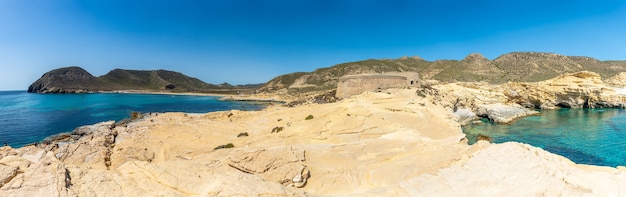 Vue panoramique de la plage de Rodalquilar à Cabo de Gata par une belle journée d'été, Almería