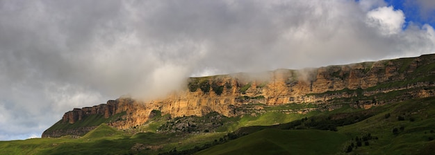 Vue panoramique sur le plateau de montagne dans les nuages en été, Caucase du Nord en Russie