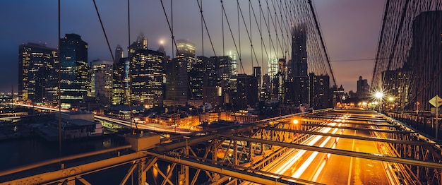 Vue panoramique sur le pont de Brooklyn de nuit