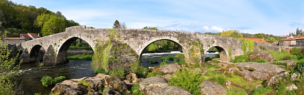 Vue panoramique de Ponte Maceira et de son vieux pont de pierre