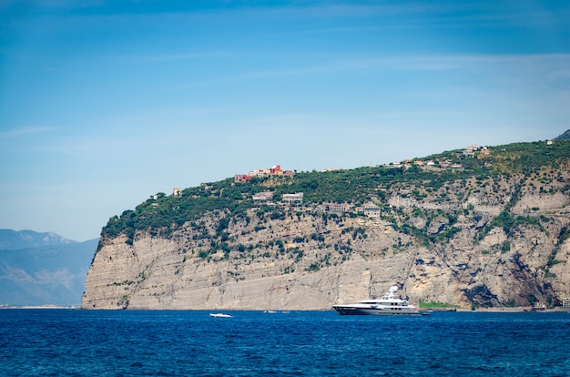 Vue panoramique sur le port et les falaises de Sorrente sur la côte amalfitaine.