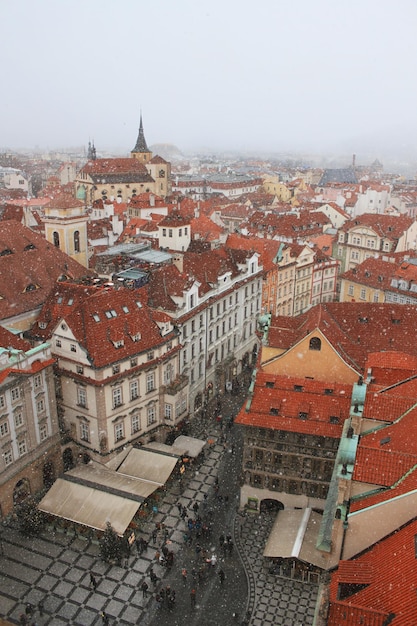 Vue panoramique de Prague d'hiver pendant les rues européennes de chutes de neige