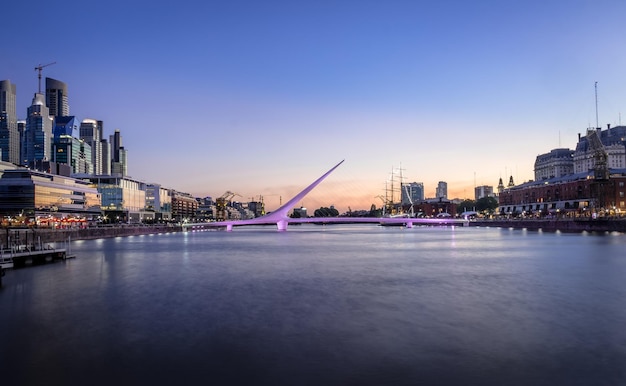 Vue panoramique de Puerto Madero et du pont des femmes Puente de la Mujer au coucher du soleil à Buenos Aires en Argentine