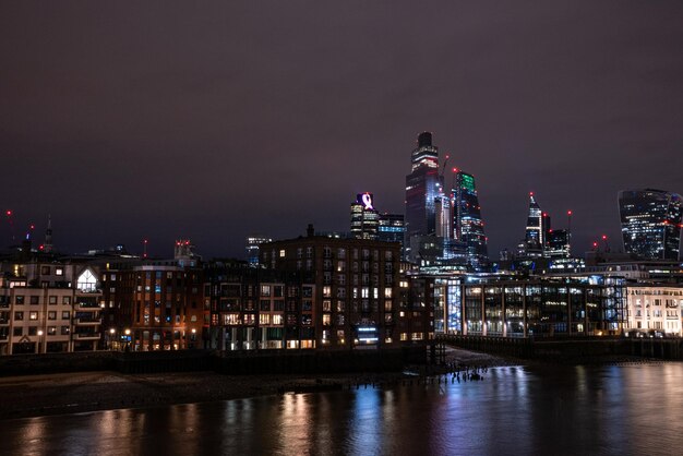 Vue panoramique sur le quartier financier de Londres avec de nombreux gratte-ciel au centre de Londres la nuit.