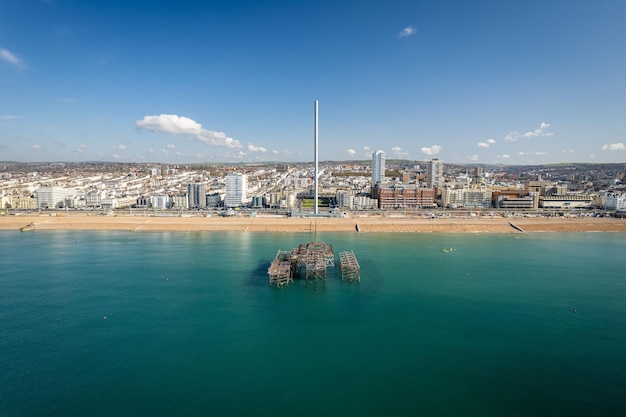 Vue panoramique des restes de Brighton West Pier sur le fond du British Airways i360
