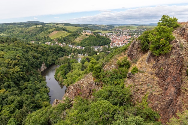 Photo vue panoramique de rheingrafenstein au paysage avec la rivière nahe et bad münster am stein