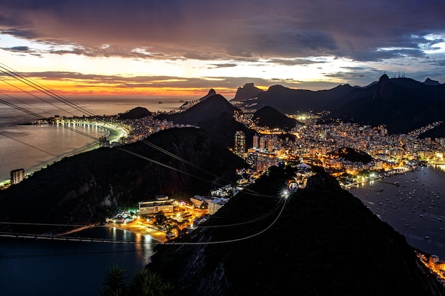 Vue panoramique de Rio De Janeiro, Brésil paysage, Corcovado Moutain au coucher du soleil.