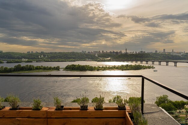 Vue panoramique sur la rive droite de Kiev Dniepr soir et coucher de soleil Pont du métro Vue Belle vue depuis le balcon