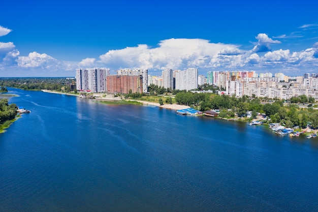 Vue panoramique sur la rive gauche du Dnipro à Kiev pendant la journée contre le ciel bleu et le lit de la rivière