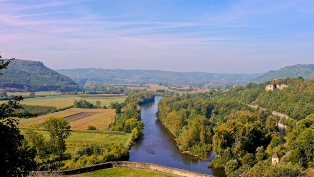 Photo vue panoramique de la rivière au milieu des arbres contre le ciel