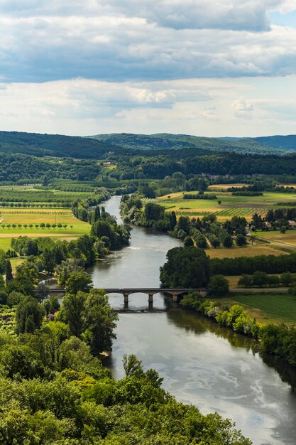 Photo vue panoramique de la rivière au milieu du champ contre le ciel