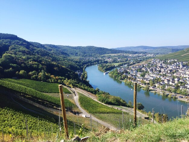 Photo vue panoramique de la rivière au milieu du paysage contre un ciel clair