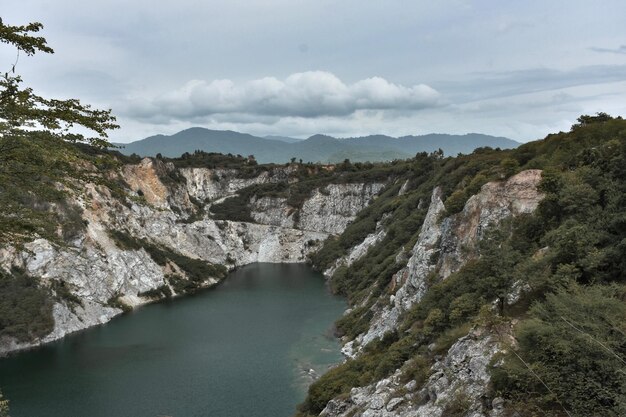 Photo vue panoramique de la rivière au milieu des montagnes contre le ciel