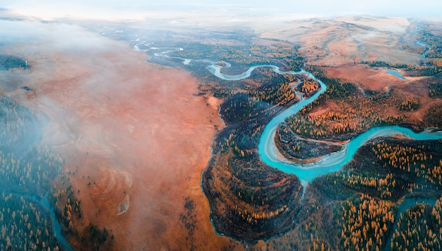 Vue panoramique de la rivière Chuya dans la steppe de Kurai montagnes de l'Altaï Sibérie Russie Vue aérienne de drone