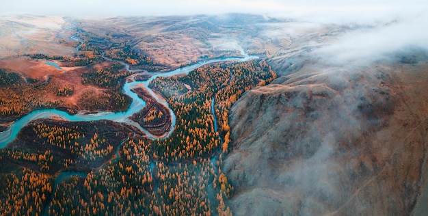 Vue panoramique de la rivière Chuya dans la steppe de Kurai montagnes de l'Altaï Sibérie Russie Vue aérienne de drone