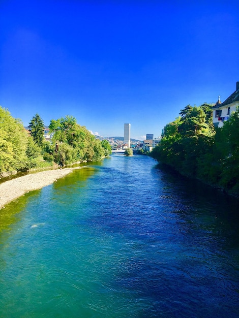 Photo vue panoramique de la rivière sur un ciel bleu clair